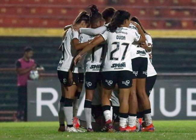 Corinthians vence, passa Palmeiras e retoma a ponta do Brasileirão feminino