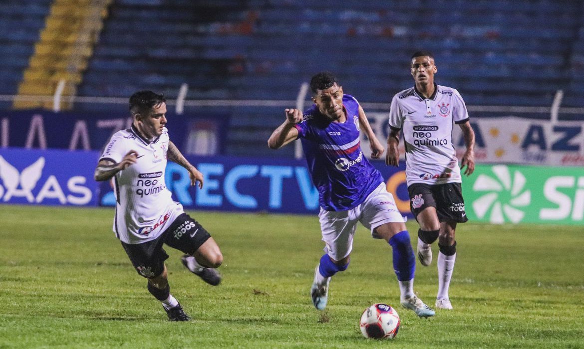 Paulista: no ABC, Corinthians ganha do São Caetano e amplia liderança