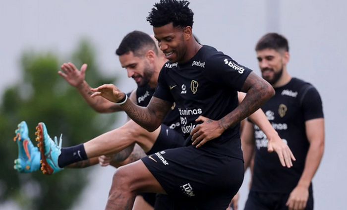 Corinthians se preocupa e estuda arsenal de jogadas ensaiadas do Santos