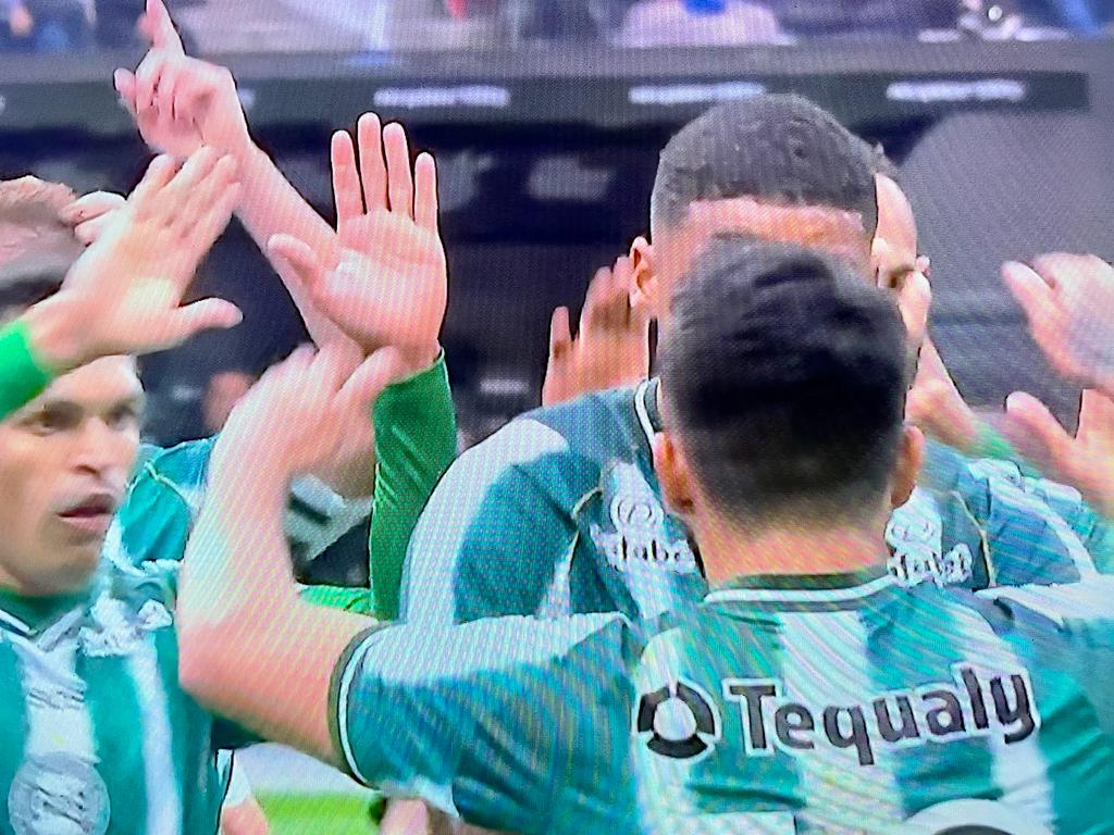 Corinthians vira sobre Coritiba em 1 minuto e segue invicto para decisão