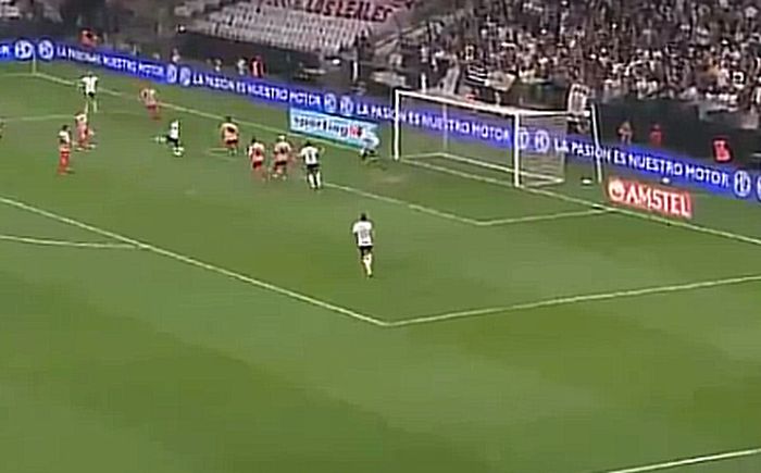 Corinthians vence Estudiantes em jogo com homenagens e Gil decisivo