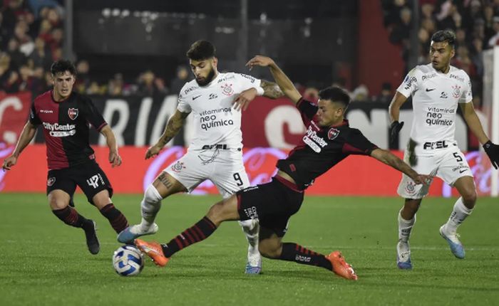Corinthians empata com o Newell's e avança às quartas da Sul-Americana