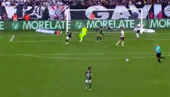 Corinthians e Palmeiras empatam em dérbi com final quente, pipa e choro