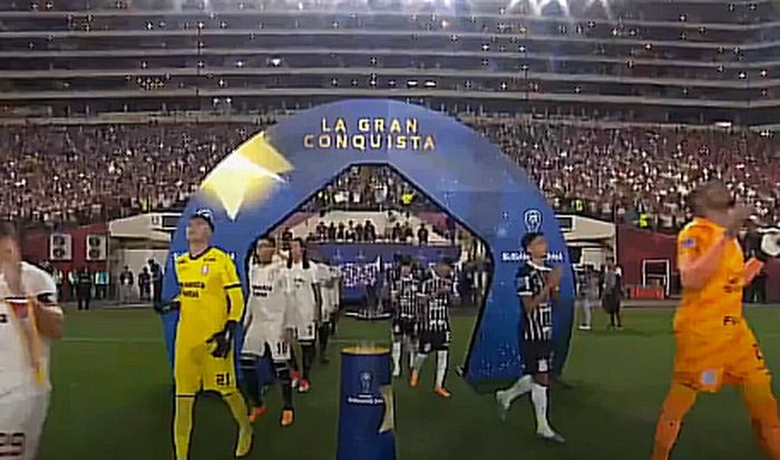 Corinthians segura pressão e vence Universitario; jogo termina em confusão