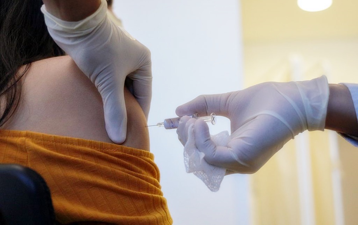 Apenas 15,7% da população está imunizada contra covid no Brasil