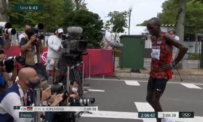 Queniano Kipchoge se torna bicampeão olímpico com ouro na maratona