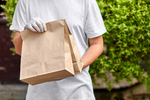 Jovem é baleado enquanto recebia lanche na porta de casa em Manaus