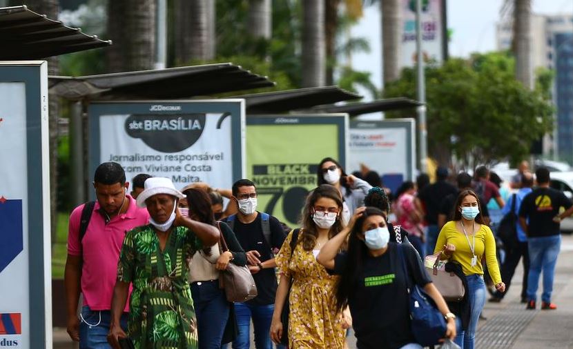 Covid-19: Brasil registra 53 mortes e 22,5 mil casos em 24h