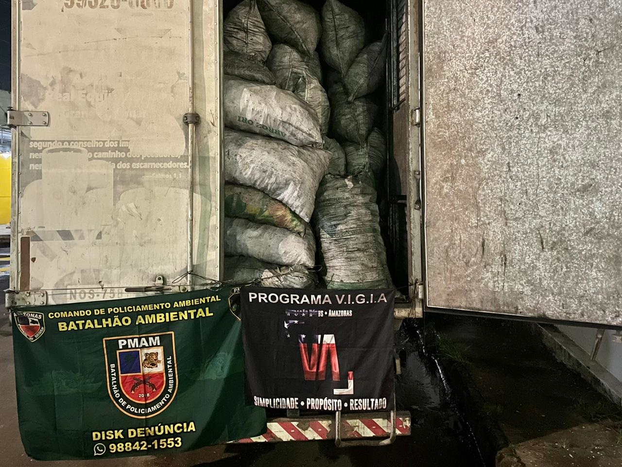 Caminhão com carvão ilegal, avaliado em R$ 121 mil, é apreendido na AM-010