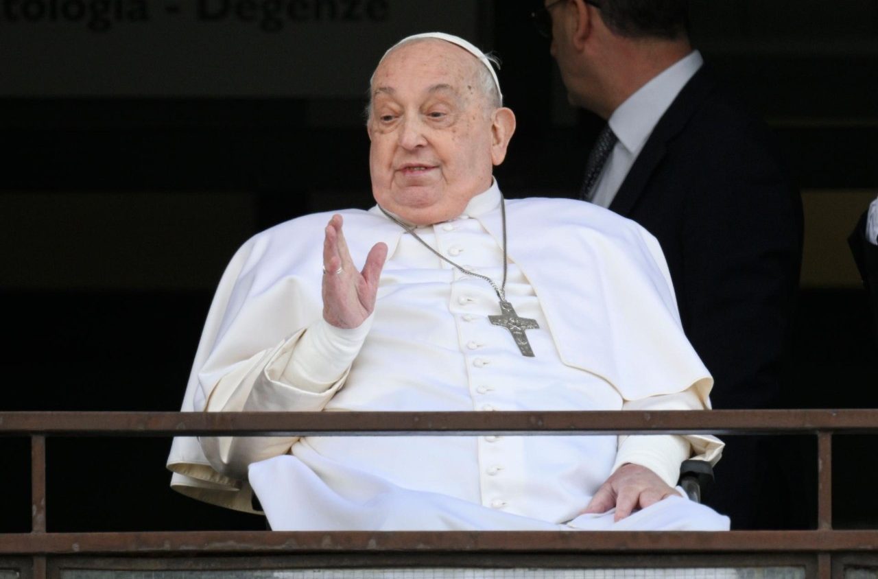 Após quase 40 dias de internação, papa Francisco deixa hospital em Roma