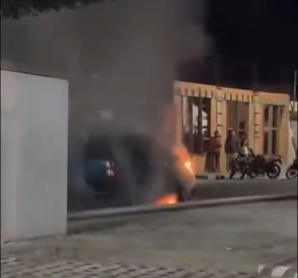 Carro pega fogo no meio de avenida em Nhamundá
