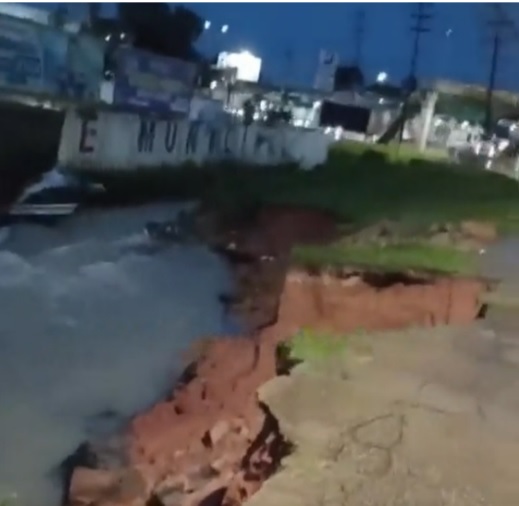 Barranco cede e forma cratera na avenida Torquato Tapajós em Manaus