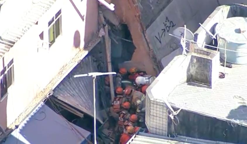 Criança é achada morta após prédio desabar sobre famílias no Rio de Janeiro