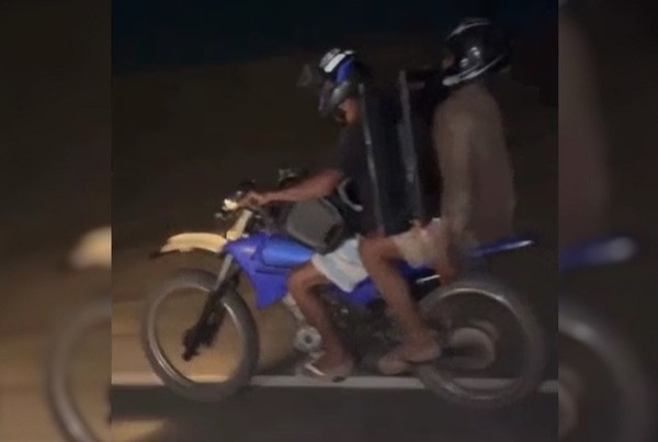 Assaltantes caem de moto durante fuga com TVs roubadas; vídeo
