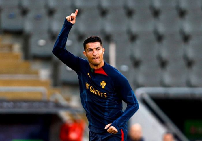 Cristiano Ronaldo ganha bolo especial no Al-Nassr após recorde