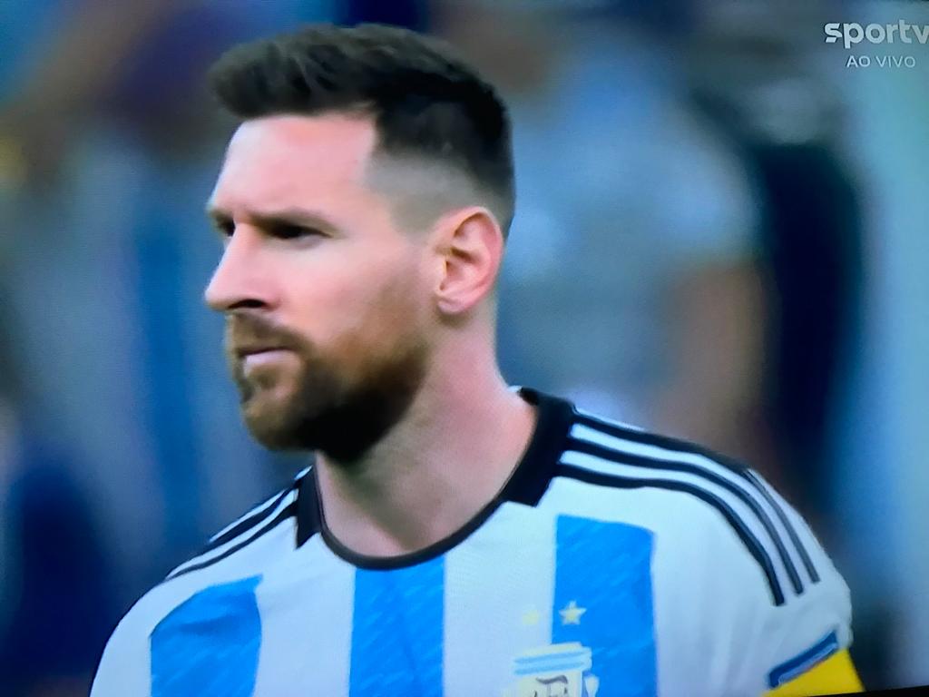 Lateral francês alfineta Messi antes de final da Copa: 'Não nos assusta'