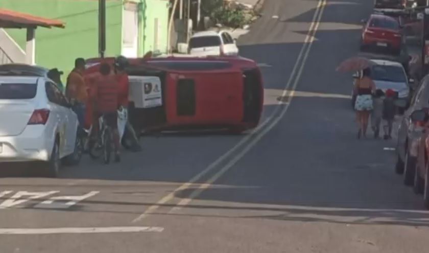 Vídeo: carro passa ‘por cima’ de veículo parado e capota em rua de Manaus 