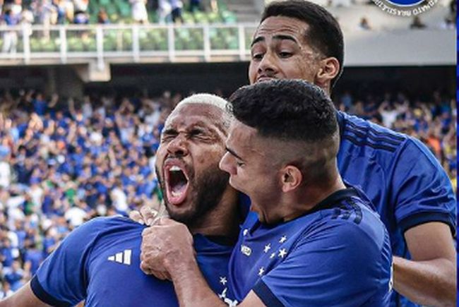 Cruzeiro vence o Santos com dois gols de Wesley e vira líder do Brasileirão