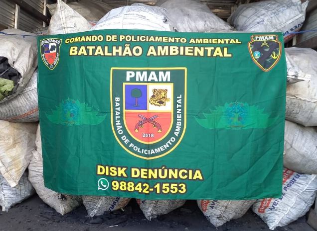 Polícia apreende caminhão carregado de carvão irregular em Manaus