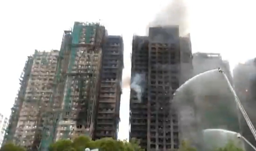 Número de mortos em incêndio em Hong Kong sobe para 55; chamas continuam 