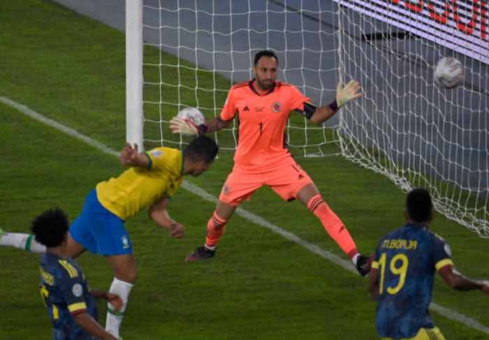 Brasil vence Colômbia no fim em duelo com gol polêmico