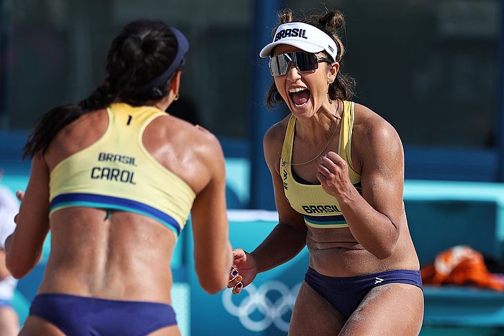 Carol e Bárbara garantem vaga para o Brasil nas oitavas de final do vôlei
