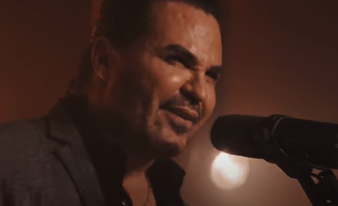 Nova música de Eduardo Costa viraliza: ‘povo morre em corredor de hospital'