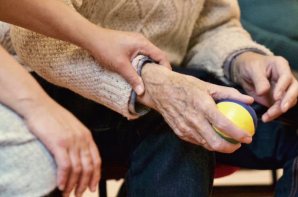 MPT defende prioridade de vacinação para cuidadores de idosos