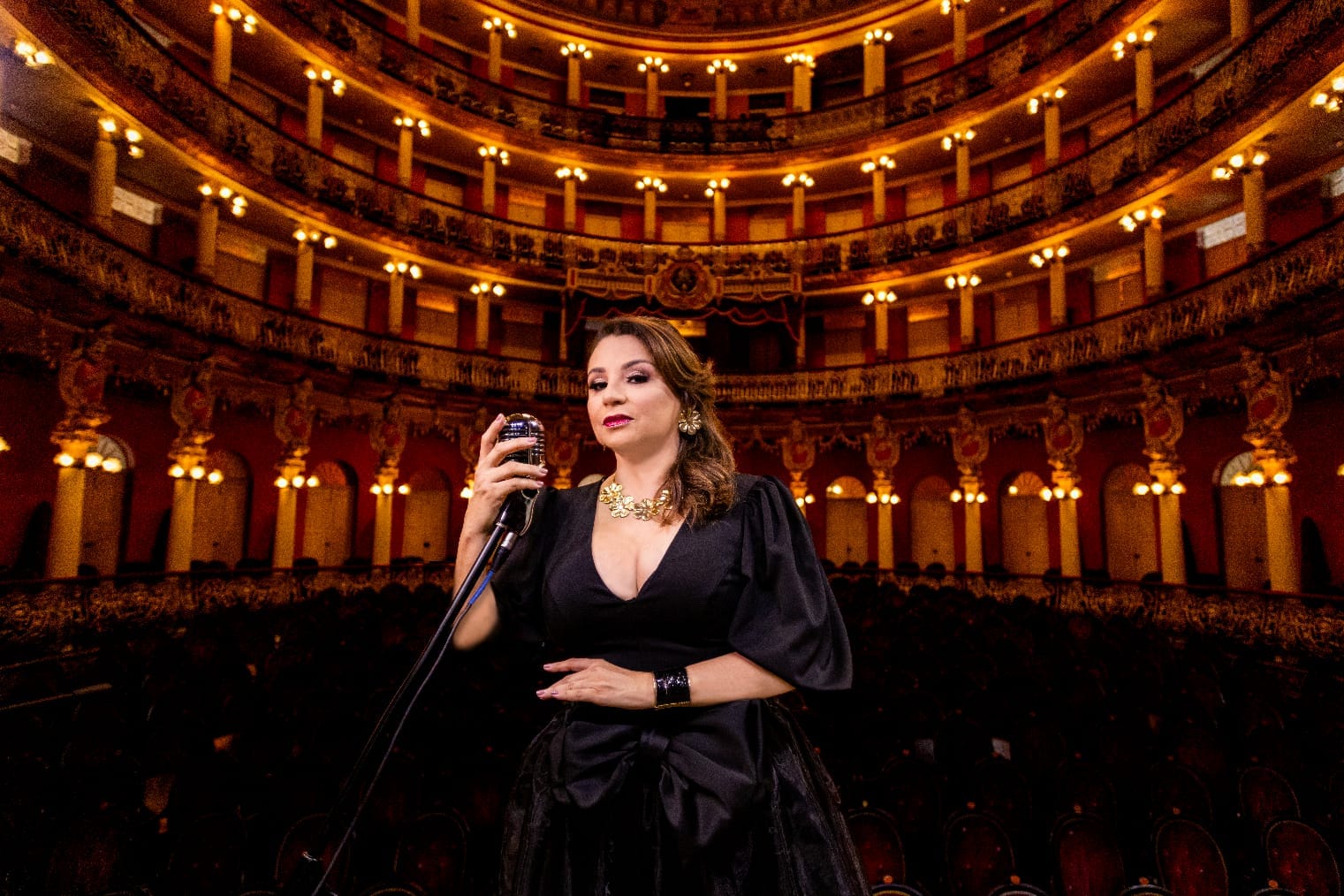 Cinara Nery comemora 30 anos de carreira com especial no Teatro Amazonas