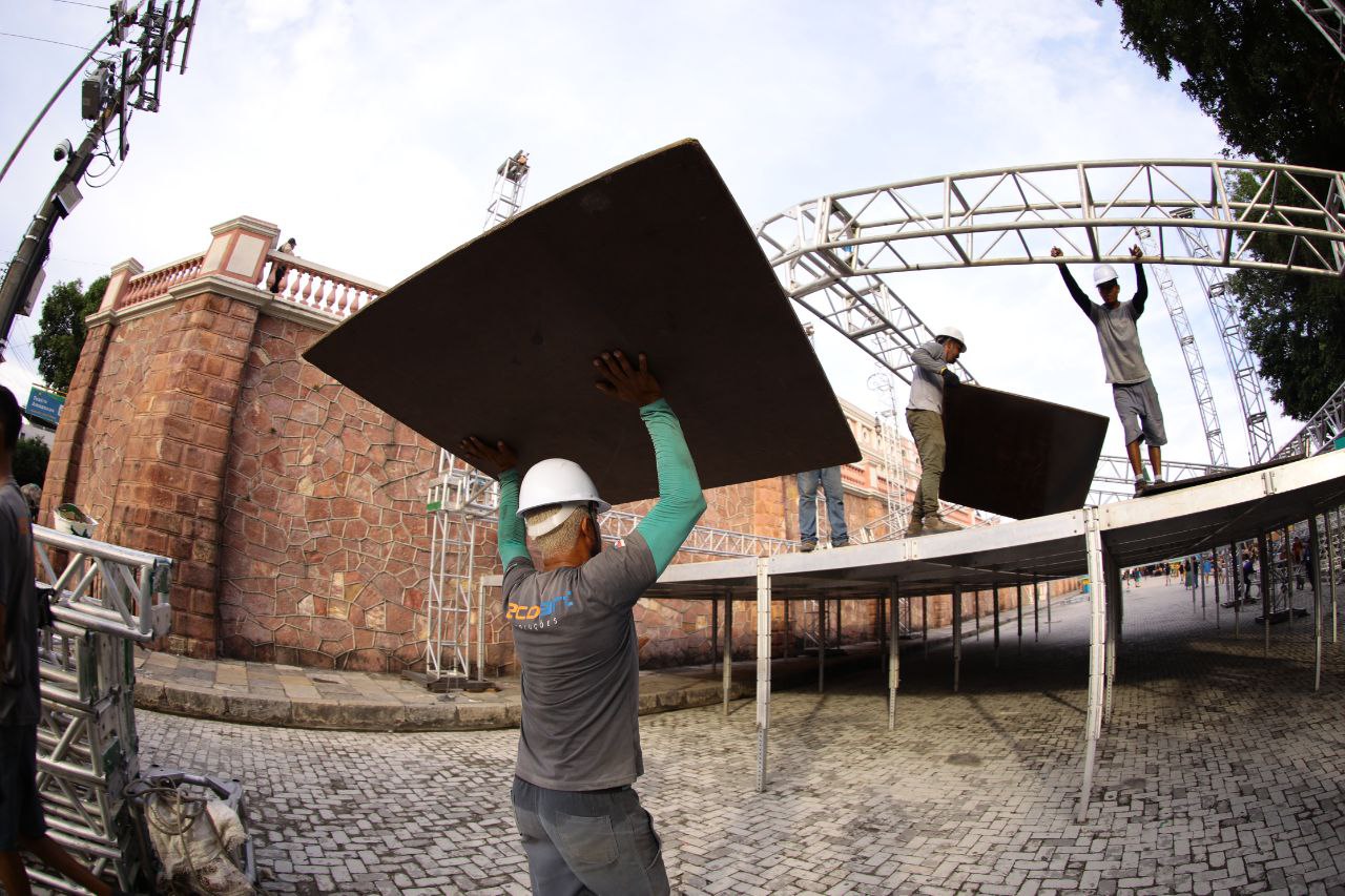 Palco do Réveillon do Largo já está sendo montado em Manaus