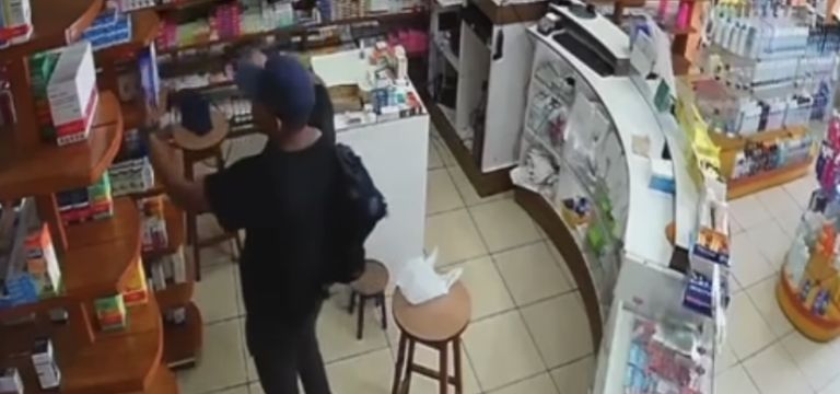Criminoso faz selfie durante assalto a drogaria em Manaus; vídeo