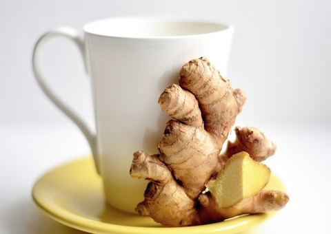 Chás podem aliviar cólicas menstruais? Nutricionista explica