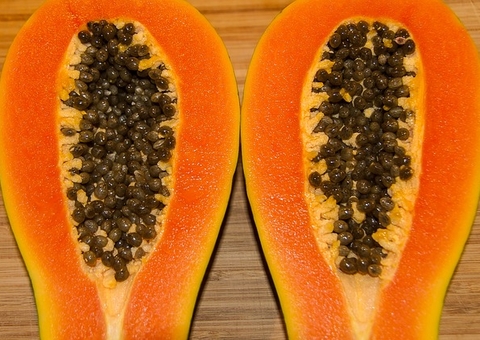 Benefícios do mamão vão além da digestão; saiba mais 