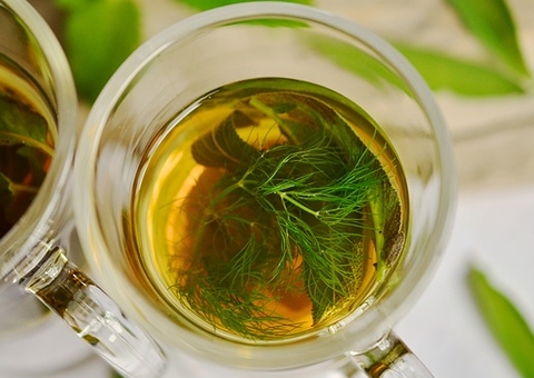 Conheça 2 poderosos chás que combatem azia e refluxo