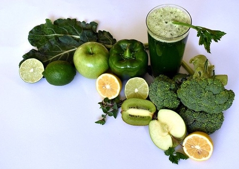 Saiba como fazer o suco verde que te emagrece enquanto dorme