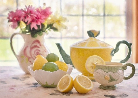 Saiba o que acontece com seu corpo quando toma chá de limão