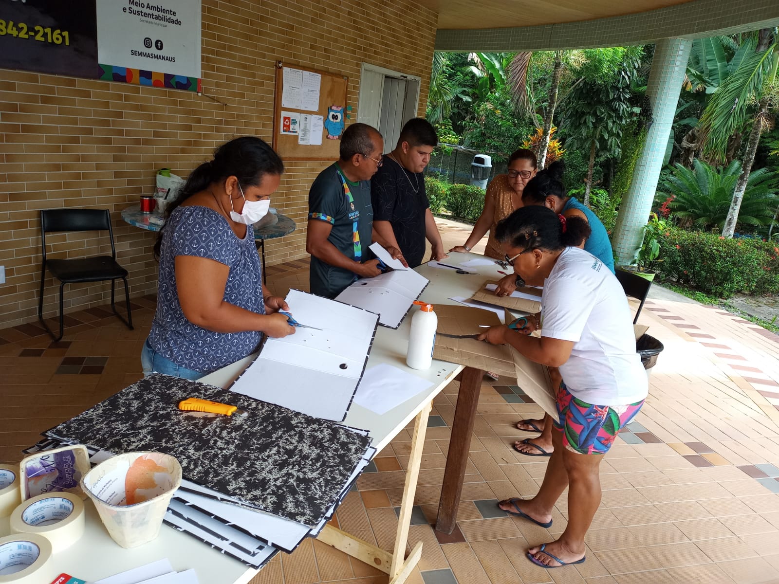 Semmas oferece minicurso de vasos para arranjos florais com recicláveis