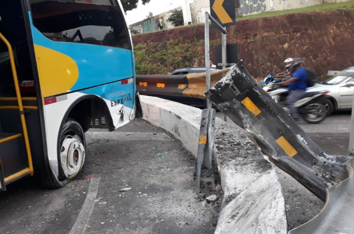 Acidente com micro-ônibus complica trânsito em avenida de Manaus 