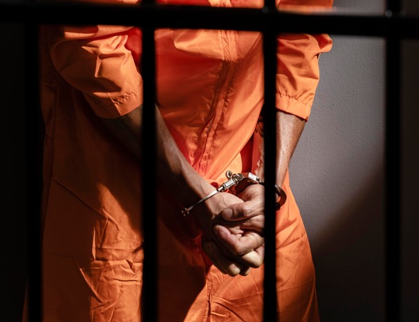 Homem sai da cadeia, descumpre medida protetiva e ameaça ex em Manaus 