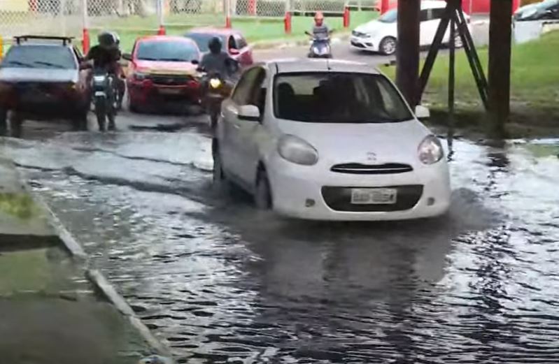 Igarapé invade retorno no Parque dos Bilhares e complica trânsito em Manaus