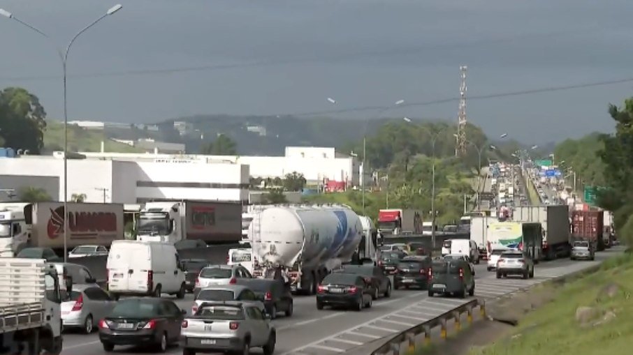 Greve dos caminhoneiros é mantida após Bolsonaro anunciar auxílio diesel