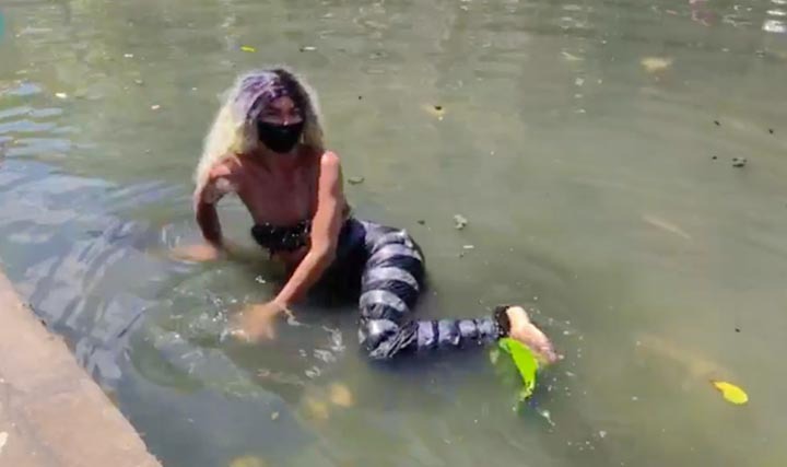 Sereia posa em área alagada pela cheia do Rio Negro em Manaus