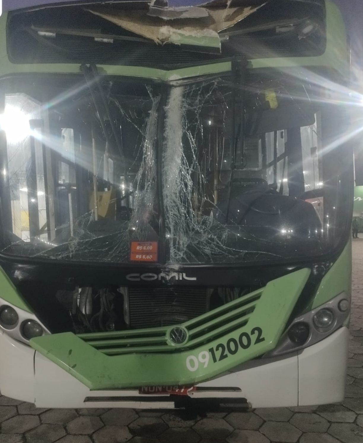 Ônibus colide com poste após motorista dormir ao volante em Manaus