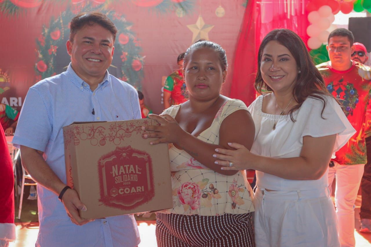 Keitton entrega cestas básicas em ação solidária de Natal em Coari