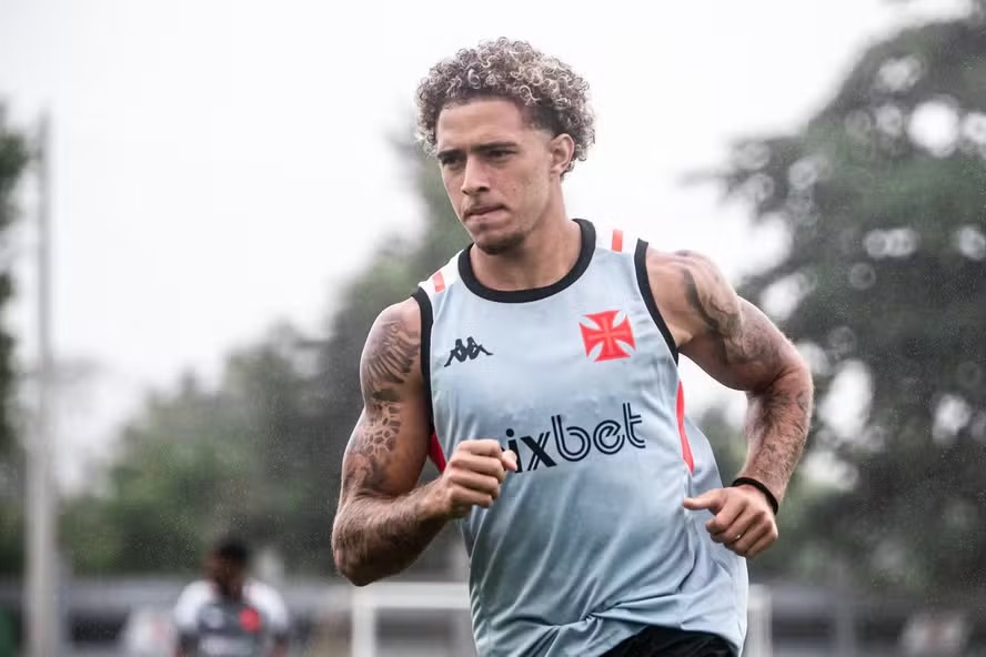 Vasco anuncia empréstimo do atacante Figueiredo ao Coritiba