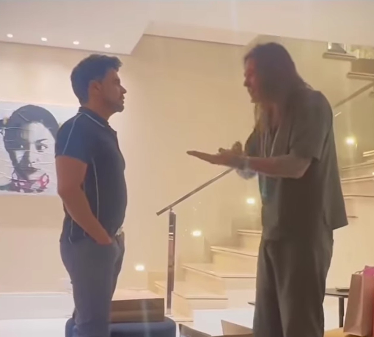 Dado Dolabella presenteia Zezé Di Camargo com pílulas: 'viajar na maionese'