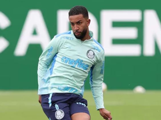 Torcedores agridem Jorge do Palmeiras e quebram carro do jogador