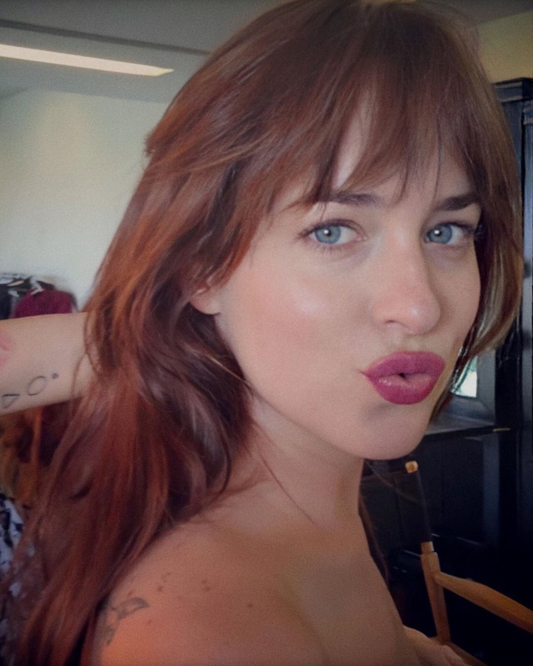 Atriz Dakota Johnson surpreende ao revelar quantas horas dorme por noite