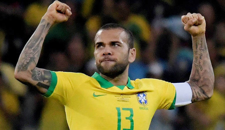 'Não estou aqui para agradar a todos', diz Dani Alves após convocação