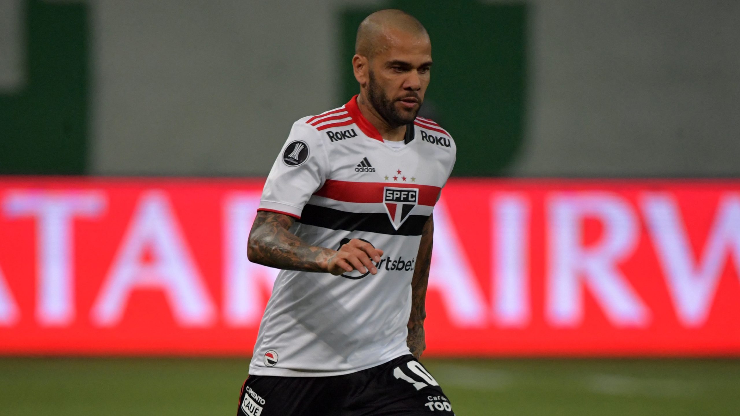 Justiça pede, e São Paulo deposita R$ 1 milhão de Dani Alves em juízo por ação